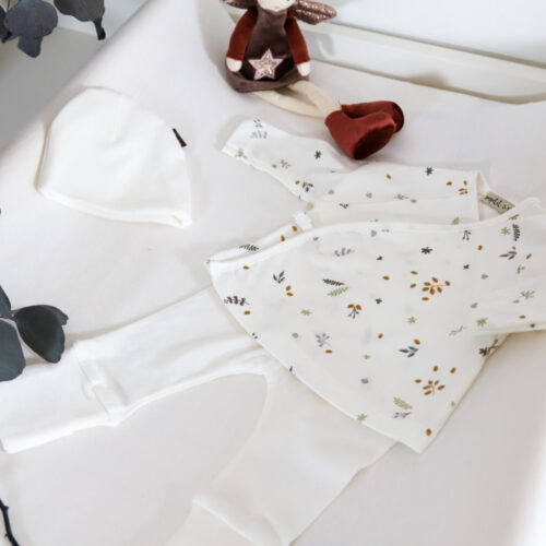 Primera puesta del bebé con ropa de algodón suave Mirea