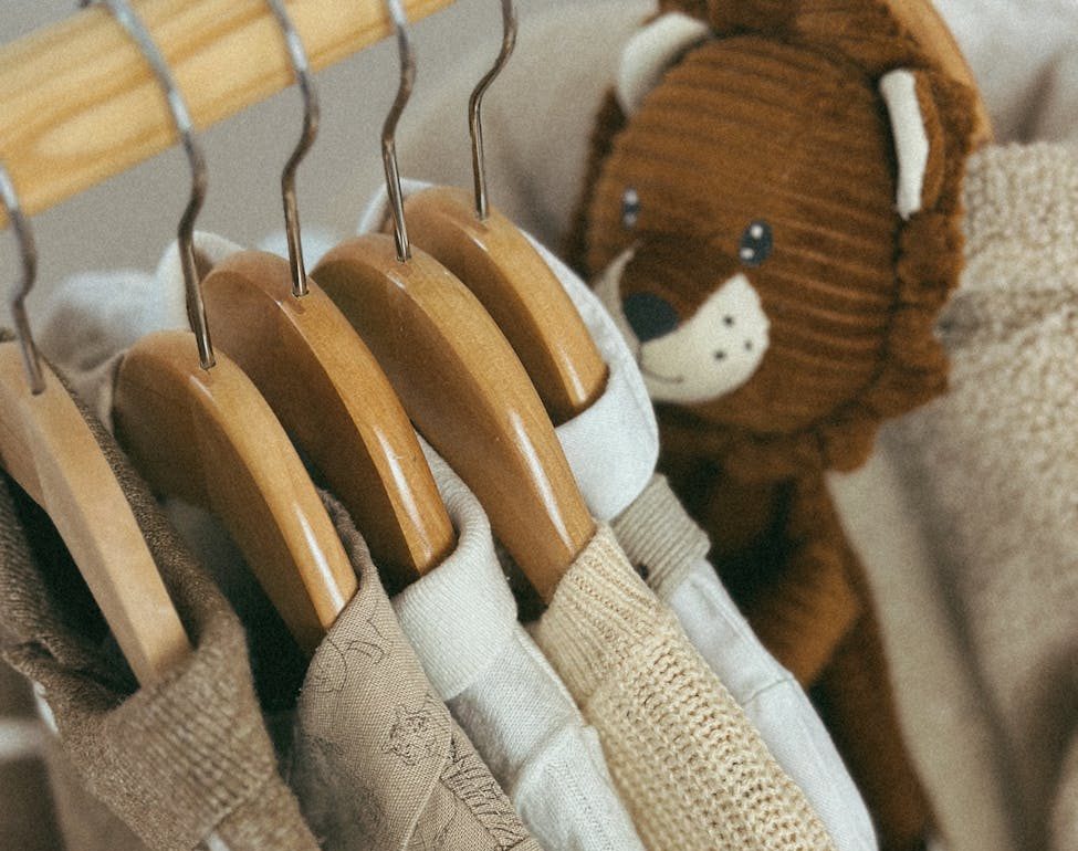 ropa recién nacido en el armario