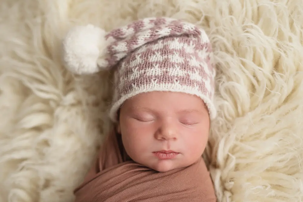 bebé recién nacido con gorro